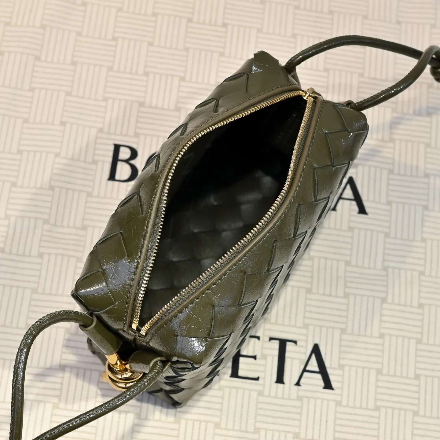 Batch 1560 𝗕𝗼𝘁𝘁𝗲𝗴𝗮 𝗩𝗲𝗻𝗲𝘁𝗮———— The latest version of the loop camera bag💥 from BV’s King of Cost-Effectiveness counter, large woven texture➕Ultra-high quality cow wax leather as always, with zipper, hardware decoration on both sides, adjustable drawstring, especially suitable for the tummy💫Can hold anything, very light weight, suitable🈴️for girls of all ages, size: 17*10*6cm Style number: 6125